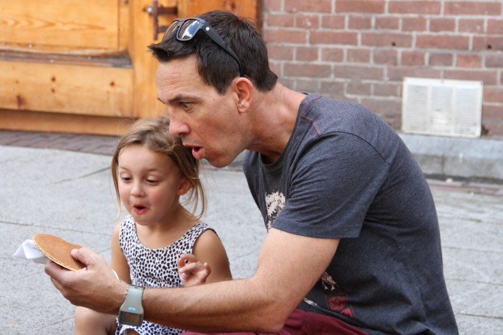 A father and a girl looking at their Stroopwafel